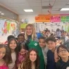 Schepen van Duurzaamheid Tine Paredis tussen de leerlingen van de Heilig Hartschool