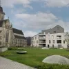 Een nieuw groen parkje aan de kerk van Asse