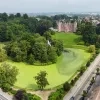 De vijver aan het gemeentehuis van Dilbeek kleurt groen