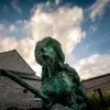 Standbeeld van de heks in Bever