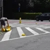 Onbekenden hebben in Strombeek-Bever verkeerspaaltjes afgezaagd
