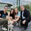 Het nieuwe team in het dierenopvangcentrum Zemst. Uitbaatster Axelle staat links op de foto.