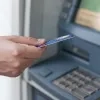 hand-invoegen-van-geldautomaatkaart-in-bankautomaat-om-geld-in-te-trekken-zakenman-mannen-hand-zet-creditcard-in-geldautomaat.jpg
