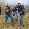 Werknemers van twee verzekeringsbedrijven planten bomen op een domein vlakbij de luchthaven