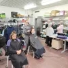 De leerlingen van 6 Haarverzorging leggen leden van vereniging (W)armkracht in de watten met gratis kappersbeurt