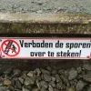 foto_2_verboden_sporen_over_te_steken.jpg