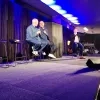 Tijdens de Gruuten Talkshow spreken de gasten en gastheer in het Brussels en met de glimlach