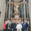 Schepenen Kirsten Hoefs, Ewoud De Meyer, Jelle De Wilde, Karlijne van Bree en Trui Olbrechts poseren met burgemeester Bart Laeremans, voorzitter Jaak Cauwenberghs, regisseur Hugo De Valck en pater Johan Goossens