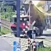 Vrachtwagen rijdt aan spooroverweg in Groot-Bijgaarden met laadbak omhoog tegen bovenleiding 
