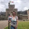 Nancy Verhulst voor het Kasteel van Gaasbeek