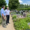 Koen Muyldermans en Wim Goossens op het kerkhof van Strijtem