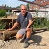 Werfleider Jan Vandevelde bij de gevonden kanonskogel in Eppegem