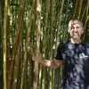hoofdtuinier bart olievier bij de lakbamboe in Plantentuin Meise