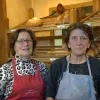 Linda (rechts) en haar zus nemen binnenkort afscheid van de bakkerij en hun klanten Linda (rechts) en haar zus nemen binnenkort afscheid van de bakkerij en hun klanten