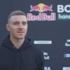 Remco Evenepoel geeft een interview voor zijn nieuwe ploeg Red Bull Hora-Hansgrohe