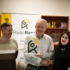 Bernard Bosch rijkt de Radio Rand Trofee uit aan Antje