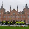 Jongeren van de Ahmadiyya moslimgemeenschap ruimen op Nieuwjaarsdag zwerfvuil in Dilbeek