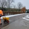 In Steenokkerzeel strooien gemeentearbeiders manueel zout