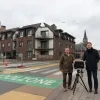 Schepen van Mobiliteit Dirk Blomme en burgemeester Maarten Mast staan naast de nieuwe camera.