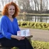 auteur Joke Claessen met haar boek