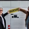 Vlaams Belang hekelt een Franstalige sticker op een pakjesautomaat in Lennik