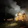 De brandweer blust een voertuigenbrand