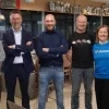 De organisatoren van TRAIL60 gaan op de foto met burgemeester Kris Poelaert