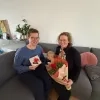 Arvid en Isabelle met een boeket bloemen