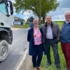 Schepenen Hoefs, Roosen en burgemeester Laeremans plannen een tweerichtingsfietspad dat het zwaar vervoer op de Verbrande Brugsesteenweg van de fietsers scheidt.jpg