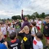 Kim Gevaert warmt 500 Grimbergse kinderen op