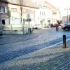 kasseistraat_rond_de_kerk_waar_fietsstraat_komt.jpg