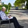 Straatvink Daniël telt het verkeer
