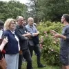 Tuinier Wouter geeft uitleg in de rozentuin van Plantentuin Meise