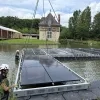 Zonnepanelen worden op het water geplaatst voor het groene festival Paradise City