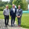 Koen Es van Plantentuin Meise, gedeputeerde Bart Nevens en Vlaams minister Ben Weyts bij de voorstelling van De Gordel 2026.