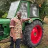 Pastor Joseph bij zijn tractor voor Congo