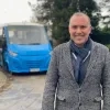 Burgemeester van Hoeilaart Tim Vandenput bij de shuttlebus