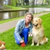 Schepen Katrien Vaes bij golden retriever Max