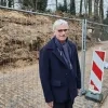 Burgemeester Wim Goossens bij de ingestorte keermuur aan de Puttenberg
