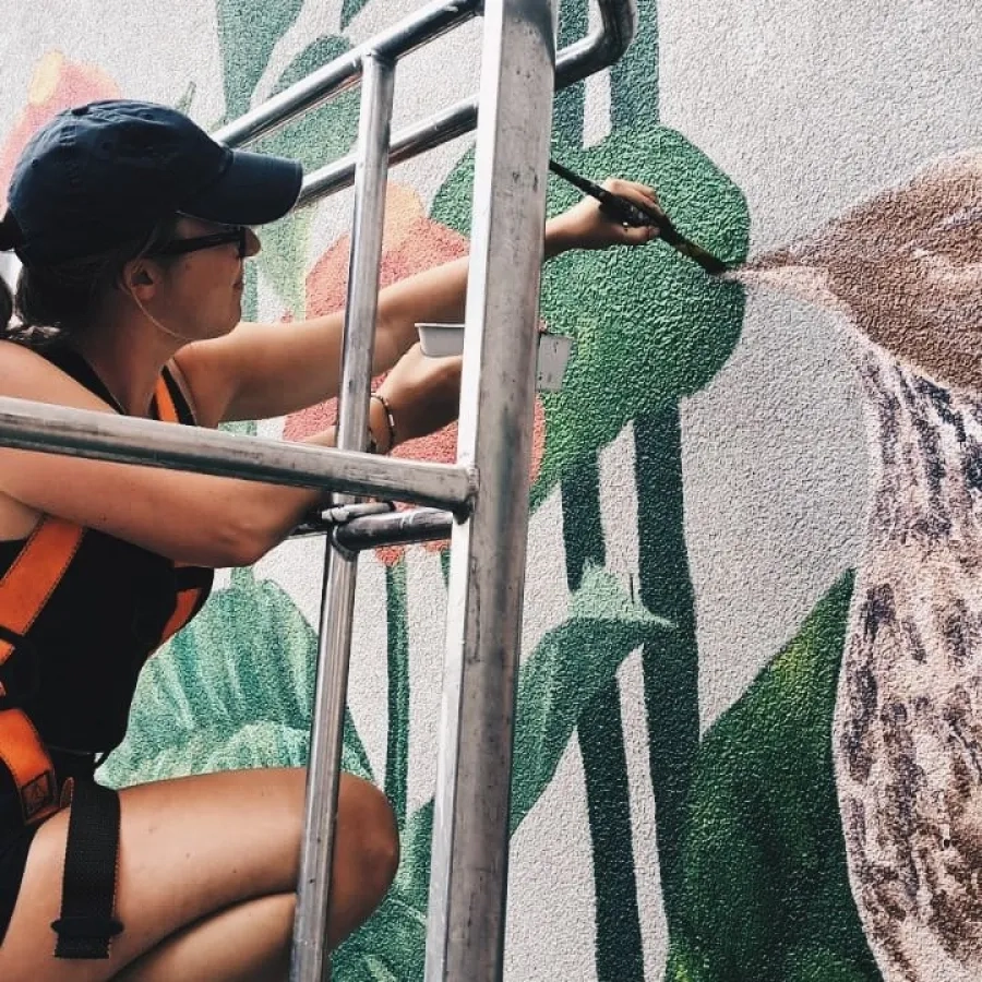 Ester Vanherk aan het werk voor de mural in de Groenstraat in Vilvoorde