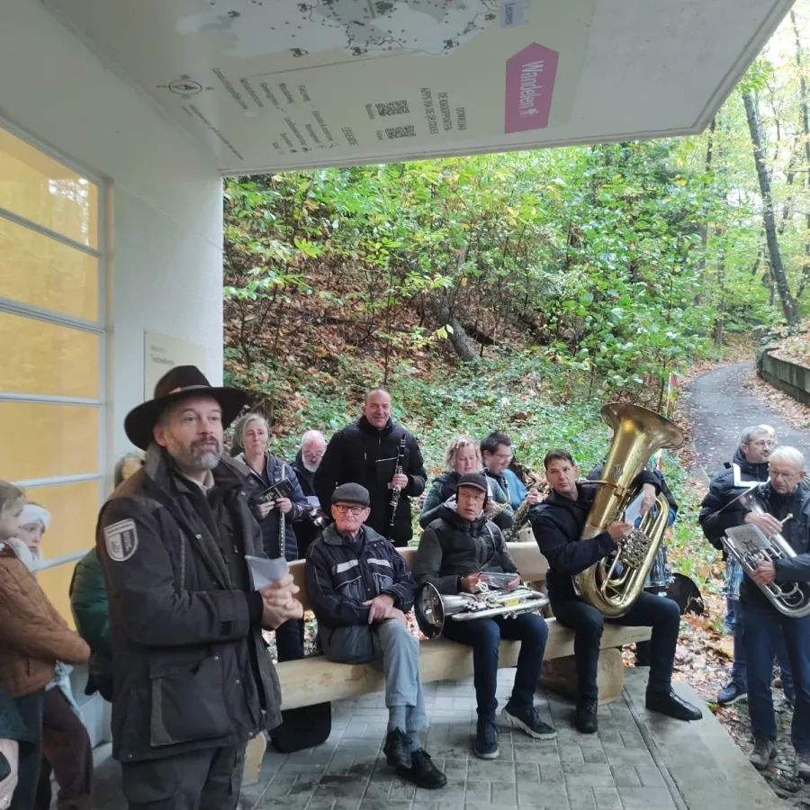 Regiobeheerder van Natuur en Bos Patrick Huvenne bij de opening van het dodenhuisje Tombeekheyde Regiobeheerder van Natuur en Bos Patrick Huvenne bij de opening van het dodenhuisje Tombeekheyde