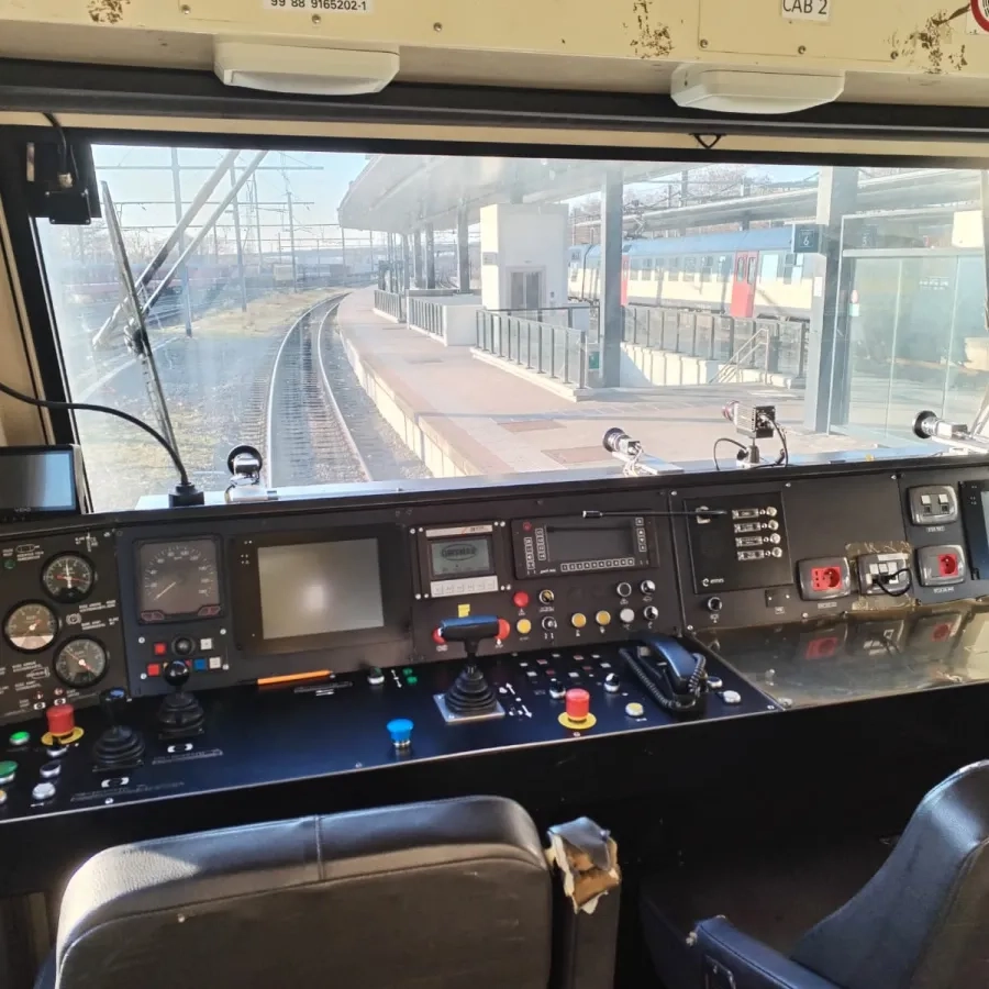 De stuurcabine van een werktrein van Infrabel in het station van Vilvoorde