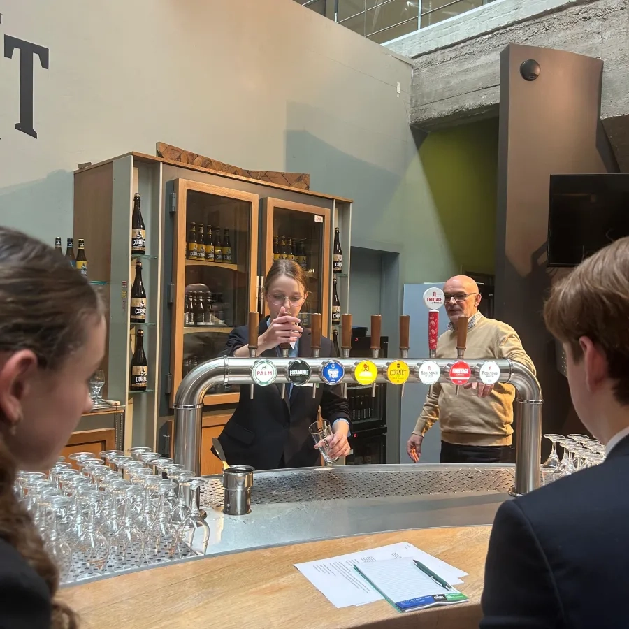 Leerlingen van hotelscholen leren de kunst van het serveren van bier