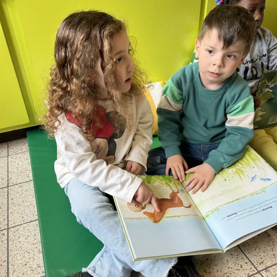Twee kleuters ontdekken het nieuwe boekenaanbod op school Twee kleuters ontdekken het nieuwe boekenaanbod op school