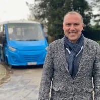 Tim Vandenput en de shuttlebus toen de dienst net werd gelanceerd