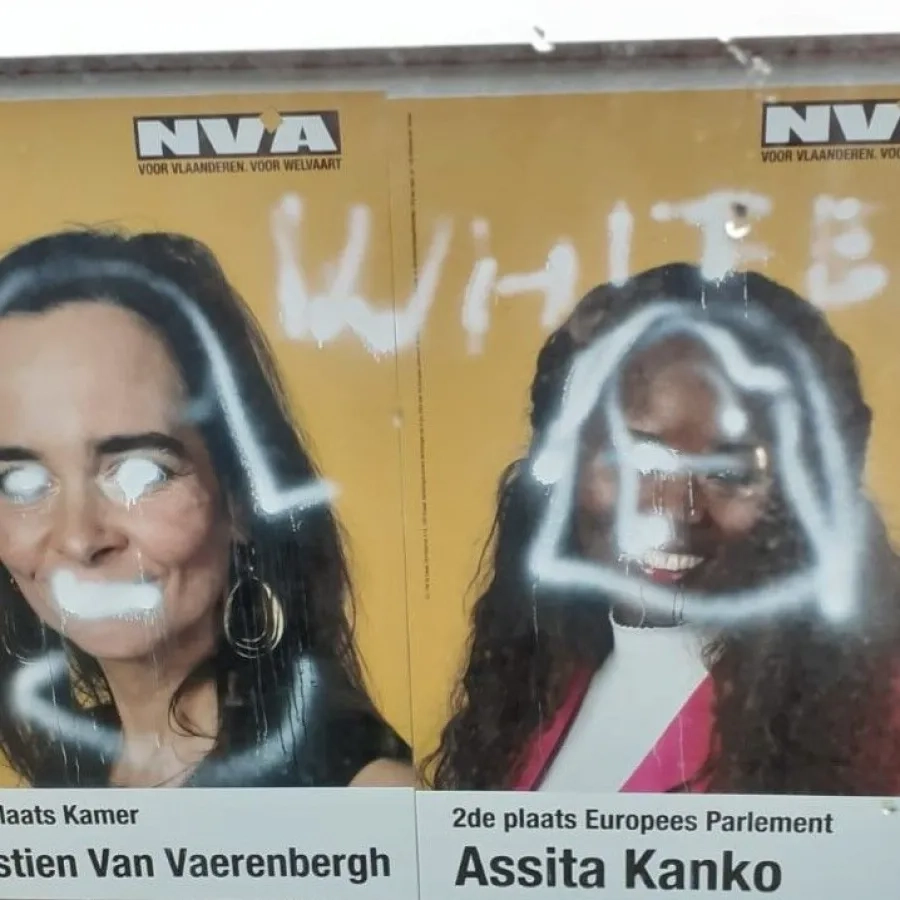 Op een verkiezingsbord van Assita Kanko, die voor N-VA op de Europese lijst staat, is 'white' geschilderd