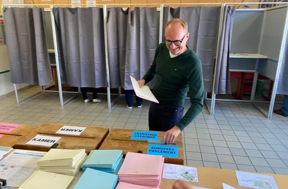 Ben Weyts brengt zijn stem uit