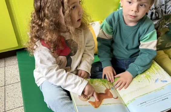 Twee kleuters ontdekken het nieuwe boekenaanbod op school Twee kleuters ontdekken het nieuwe boekenaanbod op school