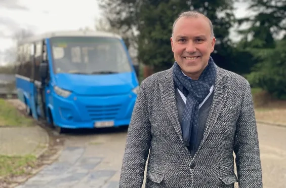 Tim Vandenput en de shuttlebus toen de dienst net werd gelanceerd